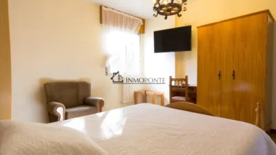 Hotel for sale in A Estrada, located on one of the routes of the Camino de Santiago. It comprises 16 bedrooms, 10 with private bathrooms and 6 with two shared bathrooms. Additionally, it features two spacious halls of 250 m² and 120 m², perfect for events, celebrations or catering. On the first floor are the reception, lounge, bar, café, terrace and a fully equipped industrial kitchen. The ground floor houses the laundry room, wine cellar, cold storage rooms and a storage area. The hotel is fitted with solar panels for hot water and a 10,000-litre diesel tank, ensuring energy efficiency and autonomy. Its excellent location, functionality and capacity make it a unique investment opportunity in tourism in one of the most visited areas of Galicia. For more information, contact us at INMOPONTE PEREGRINA 63 PONTEVEDRA photo 22