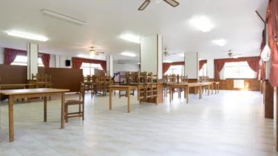 Hotel for sale in A Estrada, located on one of the routes of the Camino de Santiago. It comprises 16 bedrooms, 10 with private bathrooms and 6 with two shared bathrooms. Additionally, it features two spacious halls of 250 m² and 120 m², perfect for events, celebrations or catering. On the first floor are the reception, lounge, bar, café, terrace and a fully equipped industrial kitchen. The ground floor houses the laundry room, wine cellar, cold storage rooms and a storage area. The hotel is fitted with solar panels for hot water and a 10,000-litre diesel tank, ensuring energy efficiency and autonomy. Its excellent location, functionality and capacity make it a unique investment opportunity in tourism in one of the most visited areas of Galicia. For more information, contact us at INMOPONTE PEREGRINA 63 PONTEVEDRA photo 25