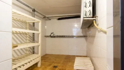 Hotel for sale in A Estrada, located on one of the routes of the Camino de Santiago. It comprises 16 bedrooms, 10 with private bathrooms and 6 with two shared bathrooms. Additionally, it features two spacious halls of 250 m² and 120 m², perfect for events, celebrations or catering. On the first floor are the reception, lounge, bar, café, terrace and a fully equipped industrial kitchen. The ground floor houses the laundry room, wine cellar, cold storage rooms and a storage area. The hotel is fitted with solar panels for hot water and a 10,000-litre diesel tank, ensuring energy efficiency and autonomy. Its excellent location, functionality and capacity make it a unique investment opportunity in tourism in one of the most visited areas of Galicia. For more information, contact us at INMOPONTE PEREGRINA 63 PONTEVEDRA photo 26