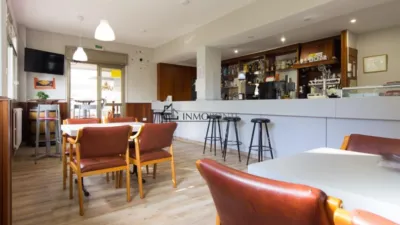 Hotel for sale in A Estrada, located on one of the routes of the Camino de Santiago. It comprises 16 bedrooms, 10 with private bathrooms and 6 with two shared bathrooms. Additionally, it features two spacious halls of 250 m² and 120 m², perfect for events, celebrations or catering. On the first floor are the reception, lounge, bar, café, terrace and a fully equipped industrial kitchen. The ground floor houses the laundry room, wine cellar, cold storage rooms and a storage area. The hotel is fitted with solar panels for hot water and a 10,000-litre diesel tank, ensuring energy efficiency and autonomy. Its excellent location, functionality and capacity make it a unique investment opportunity in tourism in one of the most visited areas of Galicia. For more information, contact us at INMOPONTE PEREGRINA 63 PONTEVEDRA photo 27
