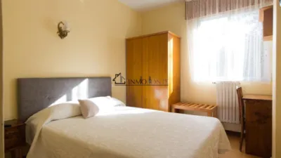 Hotel for sale in A Estrada, located on one of the routes of the Camino de Santiago. It comprises 16 bedrooms, 10 with private bathrooms and 6 with two shared bathrooms. Additionally, it features two spacious halls of 250 m² and 120 m², perfect for events, celebrations or catering. On the first floor are the reception, lounge, bar, café, terrace and a fully equipped industrial kitchen. The ground floor houses the laundry room, wine cellar, cold storage rooms and a storage area. The hotel is fitted with solar panels for hot water and a 10,000-litre diesel tank, ensuring energy efficiency and autonomy. Its excellent location, functionality and capacity make it a unique investment opportunity in tourism in one of the most visited areas of Galicia. For more information, contact us at INMOPONTE PEREGRINA 63 PONTEVEDRA photo 29