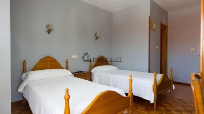 Hotel for sale in A Estrada, located on one of the routes of the Camino de Santiago. It comprises 16 bedrooms, 10 with private bathrooms and 6 with two shared bathrooms. Additionally, it features two spacious halls of 250 m² and 120 m², perfect for events, celebrations or catering. On the first floor are the reception, lounge, bar, café, terrace and a fully equipped industrial kitchen. The ground floor houses the laundry room, wine cellar, cold storage rooms and a storage area. The hotel is fitted with solar panels for hot water and a 10,000-litre diesel tank, ensuring energy efficiency and autonomy. Its excellent location, functionality and capacity make it a unique investment opportunity in tourism in one of the most visited areas of Galicia. For more information, contact us at INMOPONTE PEREGRINA 63 PONTEVEDRA photo 33