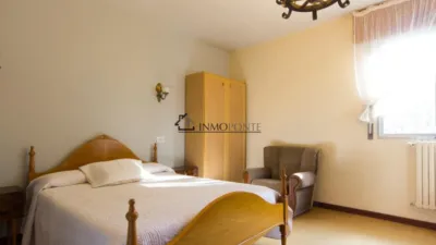Hotel for sale in A Estrada, located on one of the routes of the Camino de Santiago. It comprises 16 bedrooms, 10 with private bathrooms and 6 with two shared bathrooms. Additionally, it features two spacious halls of 250 m² and 120 m², perfect for events, celebrations or catering. On the first floor are the reception, lounge, bar, café, terrace and a fully equipped industrial kitchen. The ground floor houses the laundry room, wine cellar, cold storage rooms and a storage area. The hotel is fitted with solar panels for hot water and a 10,000-litre diesel tank, ensuring energy efficiency and autonomy. Its excellent location, functionality and capacity make it a unique investment opportunity in tourism in one of the most visited areas of Galicia. For more information, contact us at INMOPONTE PEREGRINA 63 PONTEVEDRA photo 38