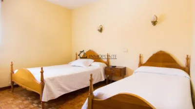 Hotel for sale in A Estrada, located on one of the routes of the Camino de Santiago. It comprises 16 bedrooms, 10 with private bathrooms and 6 with two shared bathrooms. Additionally, it features two spacious halls of 250 m² and 120 m², perfect for events, celebrations or catering. On the first floor are the reception, lounge, bar, café, terrace and a fully equipped industrial kitchen. The ground floor houses the laundry room, wine cellar, cold storage rooms and a storage area. The hotel is fitted with solar panels for hot water and a 10,000-litre diesel tank, ensuring energy efficiency and autonomy. Its excellent location, functionality and capacity make it a unique investment opportunity in tourism in one of the most visited areas of Galicia. For more information, contact us at INMOPONTE PEREGRINA 63 PONTEVEDRA photo 40