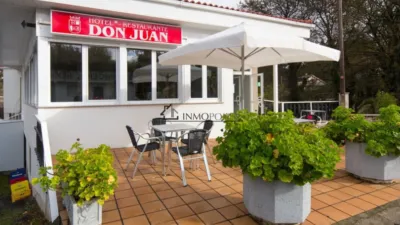 Hotel for sale in A Estrada, located on one of the routes of the Camino de Santiago. It comprises 16 bedrooms, 10 with private bathrooms and 6 with two shared bathrooms. Additionally, it features two spacious halls of 250 m² and 120 m², perfect for events, celebrations or catering. On the first floor are the reception, lounge, bar, café, terrace and a fully equipped industrial kitchen. The ground floor houses the laundry room, wine cellar, cold storage rooms and a storage area. The hotel is fitted with solar panels for hot water and a 10,000-litre diesel tank, ensuring energy efficiency and autonomy. Its excellent location, functionality and capacity make it a unique investment opportunity in tourism in one of the most visited areas of Galicia. For more information, contact us at INMOPONTE PEREGRINA 63 PONTEVEDRA photo 4