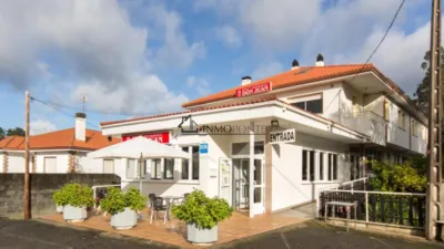 Hotel for sale in A Estrada, located on one of the routes of the Camino de Santiago. It comprises 16 bedrooms, 10 with private bathrooms and 6 with two shared bathrooms. Additionally, it features two spacious halls of 250 m² and 120 m², perfect for events, celebrations or catering. On the first floor are the reception, lounge, bar, café, terrace and a fully equipped industrial kitchen. The ground floor houses the laundry room, wine cellar, cold storage rooms and a storage area. The hotel is fitted with solar panels for hot water and a 10,000-litre diesel tank, ensuring energy efficiency and autonomy. Its excellent location, functionality and capacity make it a unique investment opportunity in tourism in one of the most visited areas of Galicia. For more information, contact us at INMOPONTE PEREGRINA 63 PONTEVEDRA photo 5
