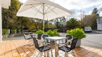 Hotel for sale in A Estrada, located on one of the routes of the Camino de Santiago. It comprises 16 bedrooms, 10 with private bathrooms and 6 with two shared bathrooms. Additionally, it features two spacious halls of 250 m² and 120 m², perfect for events, celebrations or catering. On the first floor are the reception, lounge, bar, café, terrace and a fully equipped industrial kitchen. The ground floor houses the laundry room, wine cellar, cold storage rooms and a storage area. The hotel is fitted with solar panels for hot water and a 10,000-litre diesel tank, ensuring energy efficiency and autonomy. Its excellent location, functionality and capacity make it a unique investment opportunity in tourism in one of the most visited areas of Galicia. For more information, contact us at INMOPONTE PEREGRINA 63 PONTEVEDRA photo 6