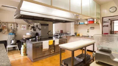 Hotel for sale in A Estrada, located on one of the routes of the Camino de Santiago. It comprises 16 bedrooms, 10 with private bathrooms and 6 with two shared bathrooms. Additionally, it features two spacious halls of 250 m² and 120 m², perfect for events, celebrations or catering. On the first floor are the reception, lounge, bar, café, terrace and a fully equipped industrial kitchen. The ground floor houses the laundry room, wine cellar, cold storage rooms and a storage area. The hotel is fitted with solar panels for hot water and a 10,000-litre diesel tank, ensuring energy efficiency and autonomy. Its excellent location, functionality and capacity make it a unique investment opportunity in tourism in one of the most visited areas of Galicia. For more information, contact us at INMOPONTE PEREGRINA 63 PONTEVEDRA photo 9