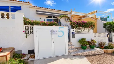 Casa – Torrevieja, Urbanización Los Balcones - Més