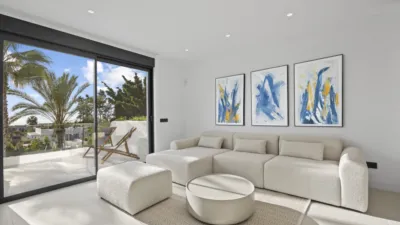 Duplex penthouse with 3 bedrooms for sale in Golden Hills Estepona. Each residence combines contemporary design with high-end finishes, featuring exquisite Italian porcelain flooring, Air Zone air conditioning in every room, a home automation system, electric blinds, luxury modern kitchens and bathrooms, and advanced lighting systems to create an atmosphere of comfort and sophistication. The terraces are spacious and include a jacuzzi, while the ground-floor duplexes come with a private pool. Each house includes one underground parking space. Common areas feature gardens, swimming pools, a fully equipped gym, and a coworking area for all residents. Delivery June 2026 photo 3