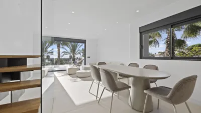 Duplex penthouse with 3 bedrooms for sale in Golden Hills Estepona. Each residence combines contemporary design with high-end finishes, featuring exquisite Italian porcelain flooring, Air Zone air conditioning in every room, a home automation system, electric blinds, luxury modern kitchens and bathrooms, and advanced lighting systems to create an atmosphere of comfort and sophistication. The terraces are spacious and include a jacuzzi, while the ground-floor duplexes come with a private pool. Each house includes one underground parking space. Common areas feature gardens, swimming pools, a fully equipped gym, and a coworking area for all residents. Delivery June 2026 photo 7