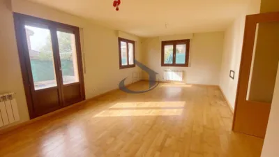 Terraced house for sale in Orcoyen (Navarre). The property is located in a quiet area with excellent transport links. It features its own garden and garage. The ground floor comprises the living room, kitchen, one bedroom, and a shower room, with access from here to the basement. The upper floor includes the master bedroom with an en-suite bathroom, plus two further bedrooms served by a full family bathroom. If you are interested, please request more information without any obligation. photo 10