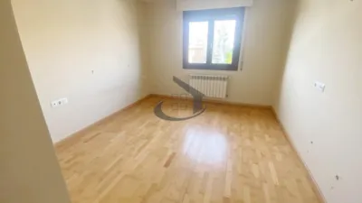 Terraced house for sale in Orcoyen (Navarre). The property is located in a quiet area with excellent transport links. It features its own garden and garage. The ground floor comprises the living room, kitchen, one bedroom, and a shower room, with access from here to the basement. The upper floor includes the master bedroom with an en-suite bathroom, plus two further bedrooms served by a full family bathroom. If you are interested, please request more information without any obligation. photo 4