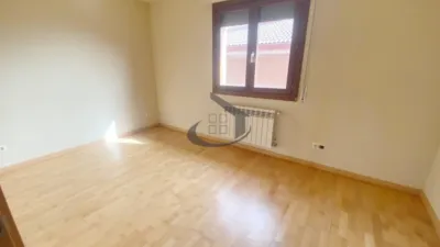 Terraced house for sale in Orcoyen (Navarre). The property is located in a quiet area with excellent transport links. It features its own garden and garage. The ground floor comprises the living room, kitchen, one bedroom, and a shower room, with access from here to the basement. The upper floor includes the master bedroom with an en-suite bathroom, plus two further bedrooms served by a full family bathroom. If you are interested, please request more information without any obligation. photo 7