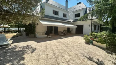 Detached English-Style Villa photo 2