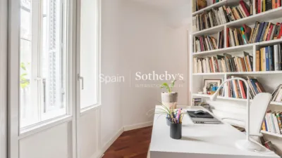 Apartment on Calle de Villanueva photo 9