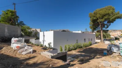 Pis – Calp, Pla Roig, Urbanització Les Cometes - Més