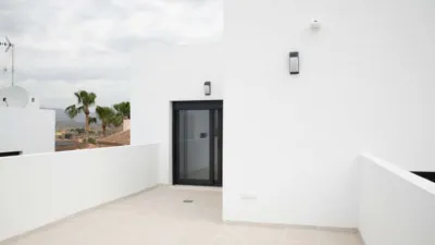 House near restaurants, schools, supermarkets, and the town centre. Easy access. photo 11