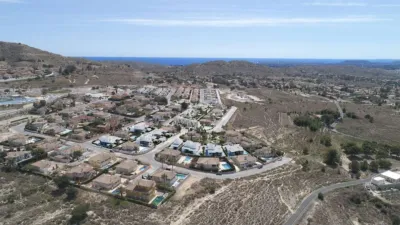 House near restaurants, schools, supermarkets, and the town centre. Easy access. photo 13