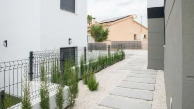 House near restaurants, schools, supermarkets, and the town centre. Easy access. photo 10