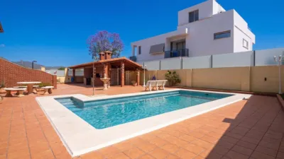 Single-family home on Carrer Llarguer, no. photo 2