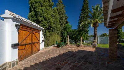 Single-family home on Avenida del Alamillo, no. > photo 2