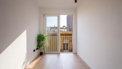 Flat on Carrer de Leconomia, No. photo 3
