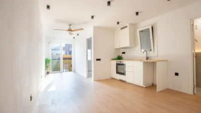 Flat on Carrer de Leconomia, No. photo 2