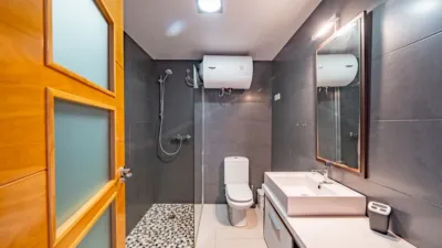 Semi-detached house on Carrer de les Violetes, No. > photo 24