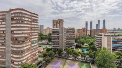 Flat on Calle de Caleruega, No. > photo 10