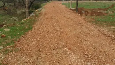 Property on the outskirts photo 9