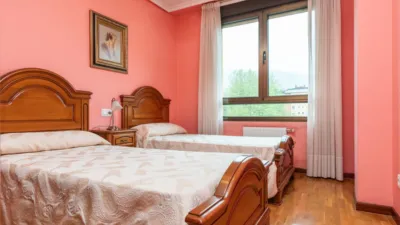 Piso en alquiler en Calle Emilio Llaneza, 13, La Corredoría-Prado de la Vega-La Monxina (Oviedo) de 900 €<span>/mes</span>