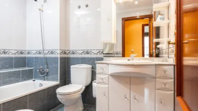Piso en alquiler en Calle Emilio Llaneza, 13, La Corredoría-Prado de la Vega-La Monxina (Oviedo) de 900 €<span>/mes</span>