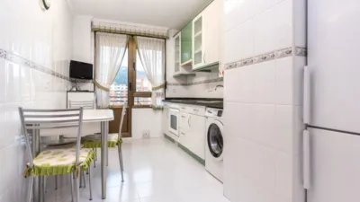 Piso en alquiler en Calle Emilio Llaneza, 13, La Corredoría-Prado de la Vega-La Monxina (Oviedo) de 900 €<span>/mes</span>