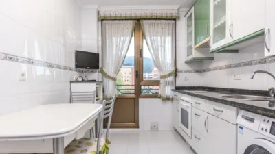Piso en alquiler en Calle Emilio Llaneza, 13, La Corredoría-Prado de la Vega-La Monxina (Oviedo) de 900 €<span>/mes</span>