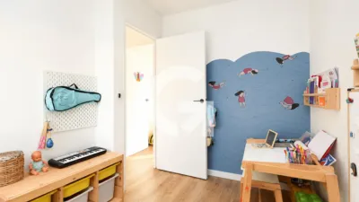 Top floor flat on Carrer de Joan Maragall photo 12
