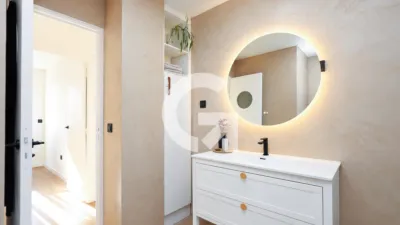 Top floor flat on Carrer de Joan Maragall photo 16