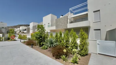Apartment on street photo 27