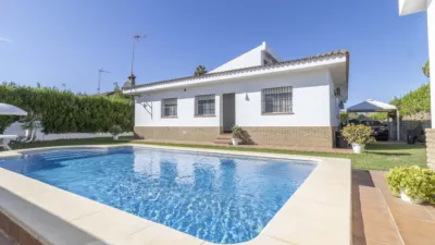 Chalet for sale in Carmona photo 2
