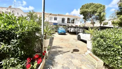 Apartment on street photo 30