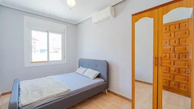 Apartment on street photo 32