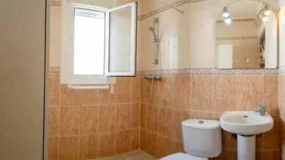 Apartment on street photo 40