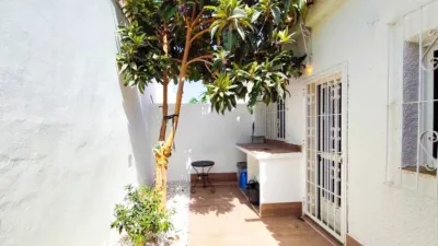Apartment on street photo 30