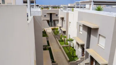 Apartment on street photo 42