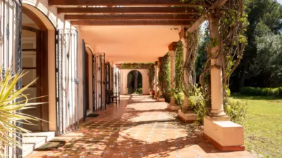 Chalet on Urb El Paraiso Street