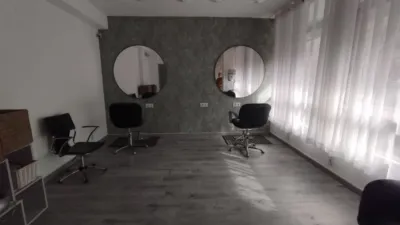 Local comercial en venta en Calle de Ramón y Cajal - Más