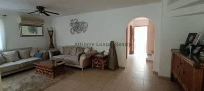 Semi-detached chalet on Avenida Madroñal photo 5