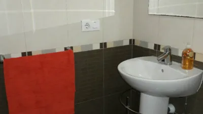 Piso en alquiler en Avenida de la Constitución, cerca de Calle de Rosalía de Castro, Cariño de 490 €