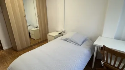 Habitación en alquiler en Calle Clara Campoamor, 7, La Magdalena-Versalles (Avilés) de 320 €<span>/mes</span>