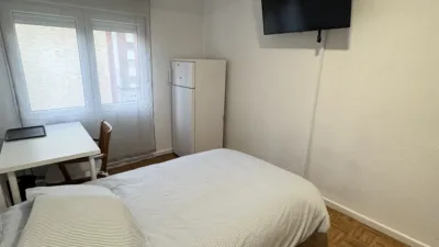 Habitación en alquiler en Calle Clara Campoamor, 7, La Magdalena-Versalles (Avilés) de 320 €<span>/mes</span>